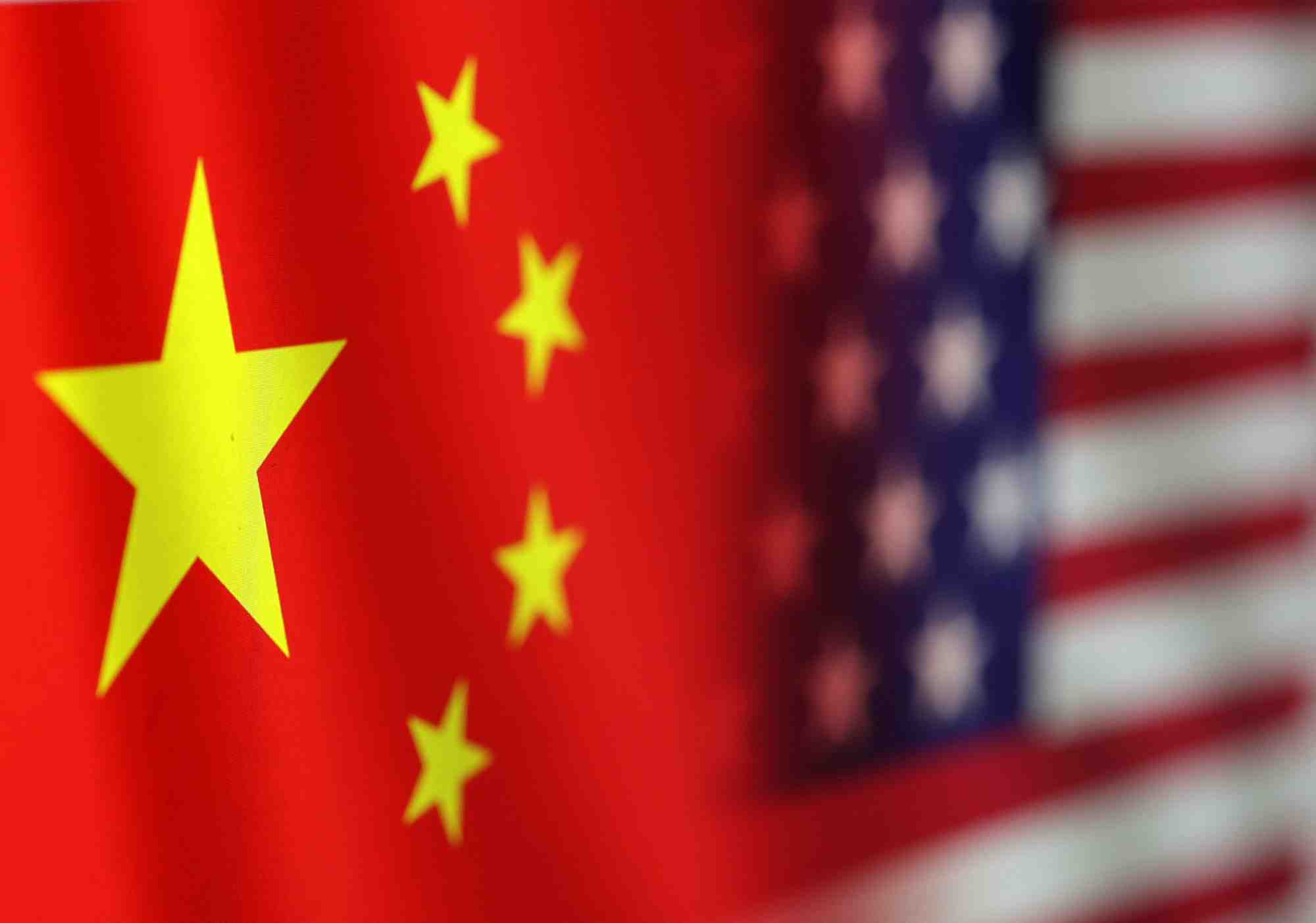 Photo d'illustration des drapeaux americain et chinois