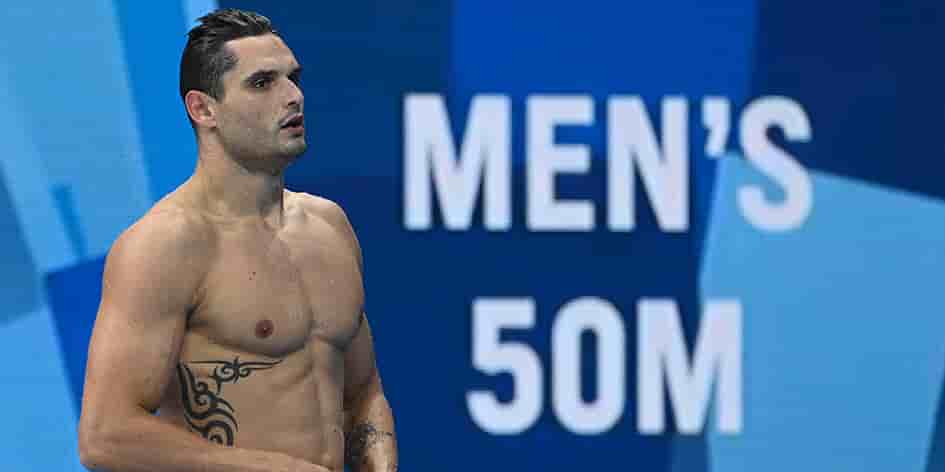 Le nageur français Florent Manaudou à Tokyo, en 2021, devant un panneau officiel des JO.