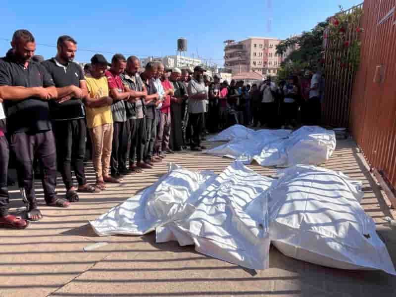 Des palestiniens pleurent leurs proches tues dans les frappes israeliennes a khan younis, dans le sud de la bande de gaza