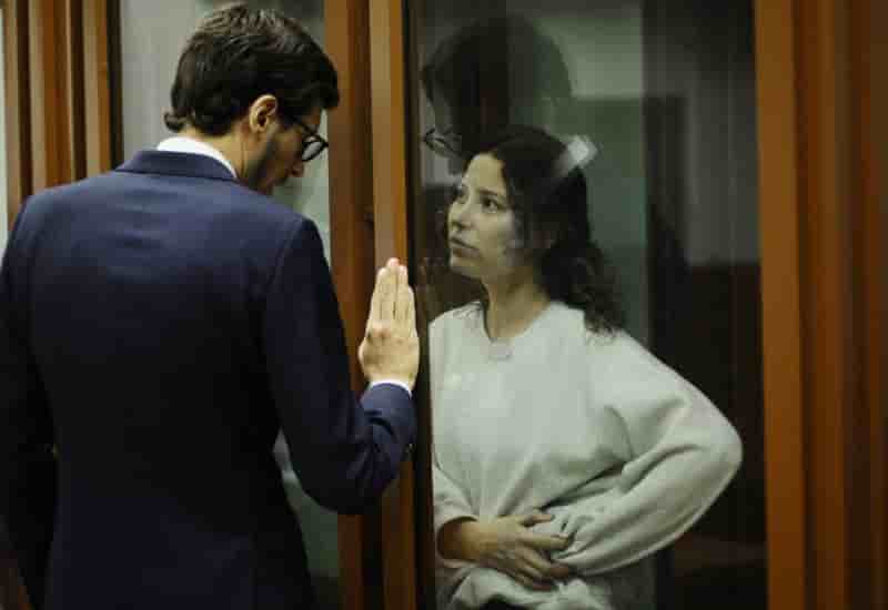 Ksenia karelina ecoute son avocat lors d'une audience au tribunal d'ekaterinbourg