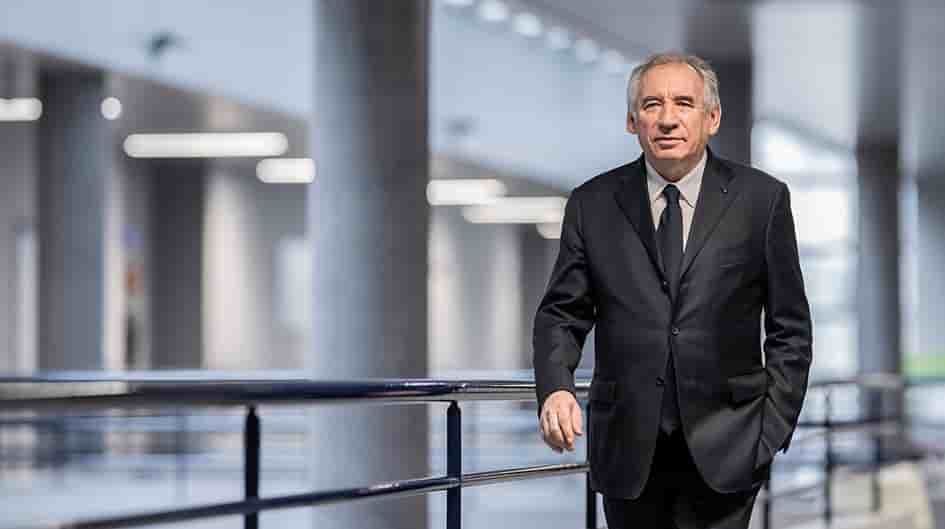 Le Premier ministre, François Bayrou, lors d'une visite axée sur l'industrie de la défense, devant l'hôtel de ville de Bourges, dans le centre de la France, le vendredi 21 mars 2025.