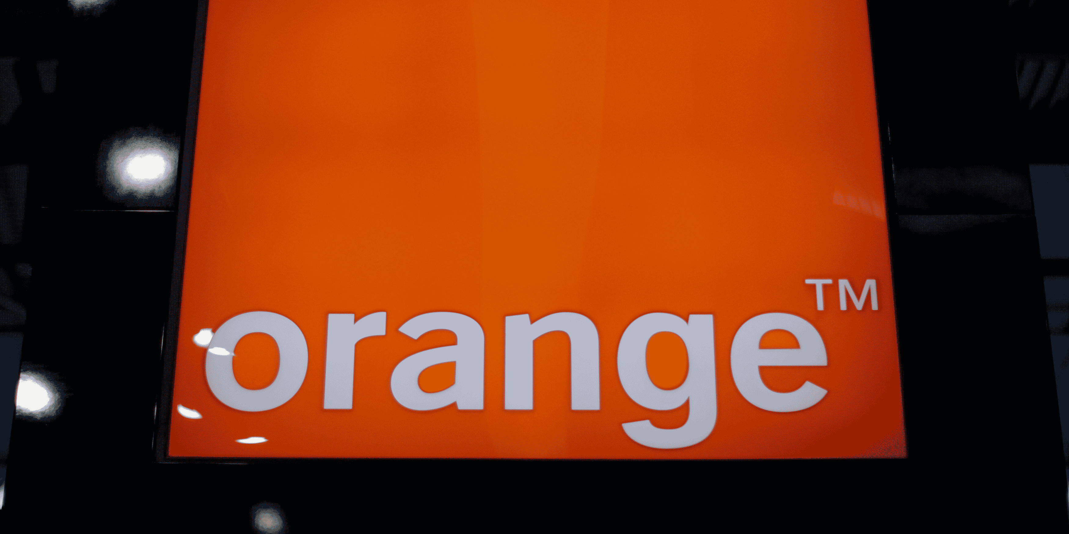 Orange: la hausse des ventes ralentit au troisieme trimestre, objectifs confirmes