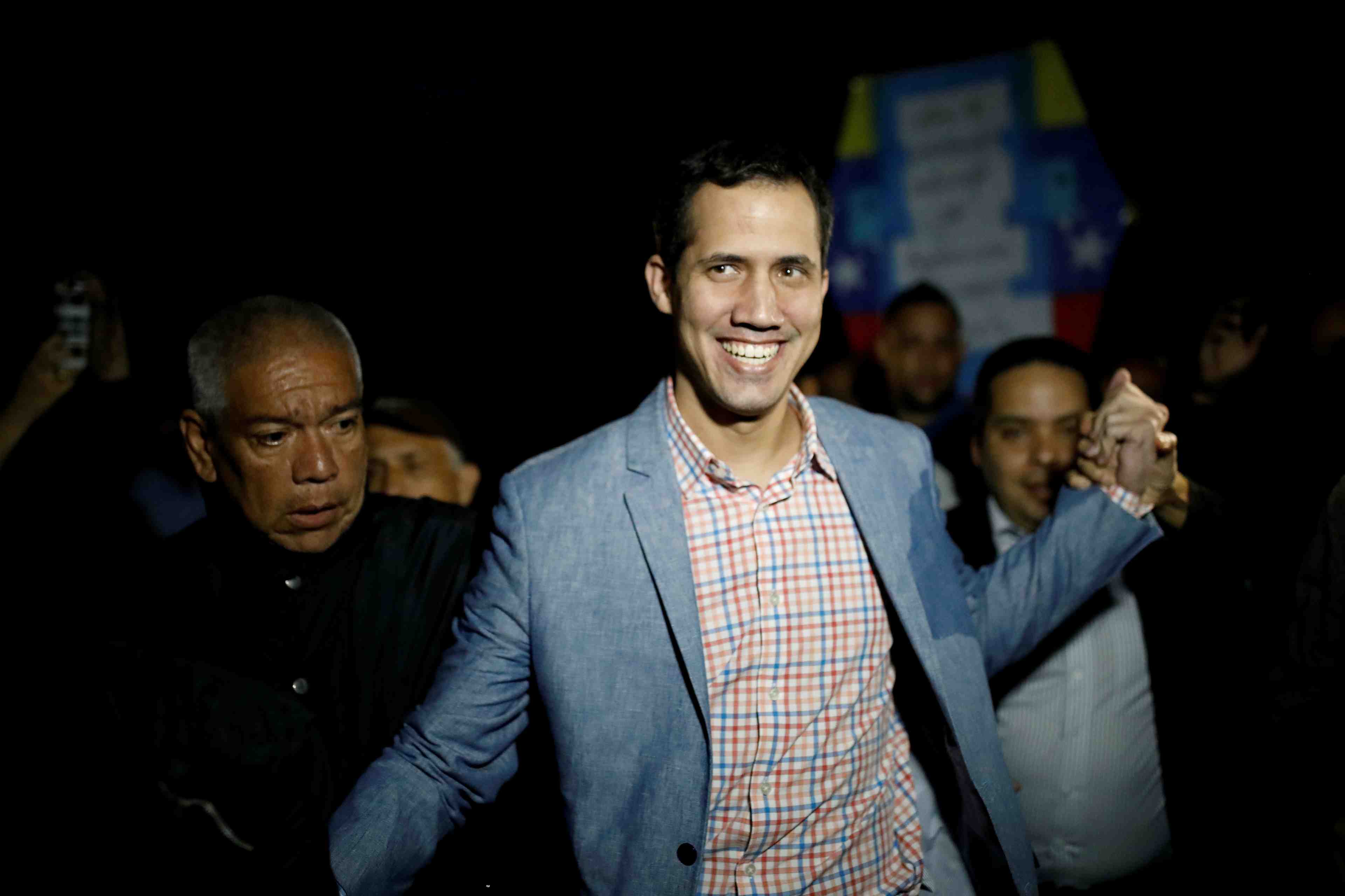 L'opposant guaido prete serment et se declare president par interim