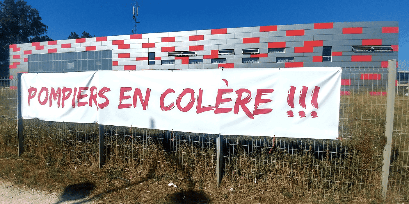Depuis plusieurs mois, un mouvement national de grève est en cours chez les pompiers qui protestent contre leurs conditions de travail et leurs moyens. Ici la caserne de Bruges.