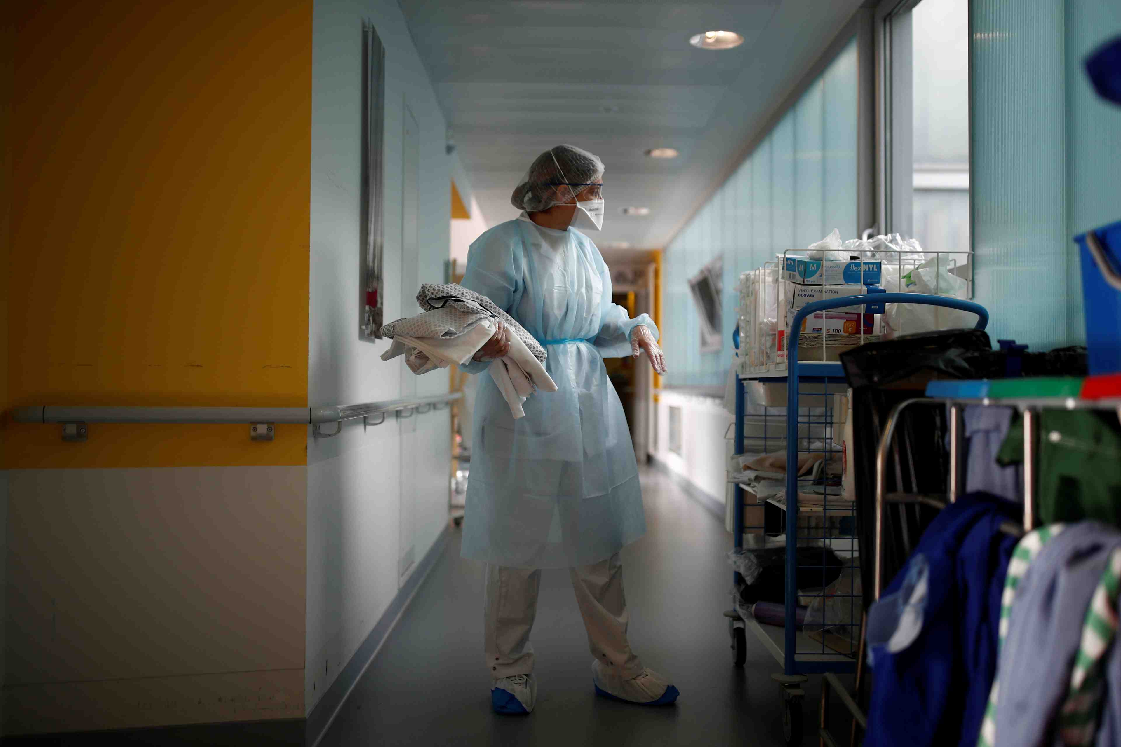 La france proche du million de cas de coronavirus, macron aupres des personnels soignants