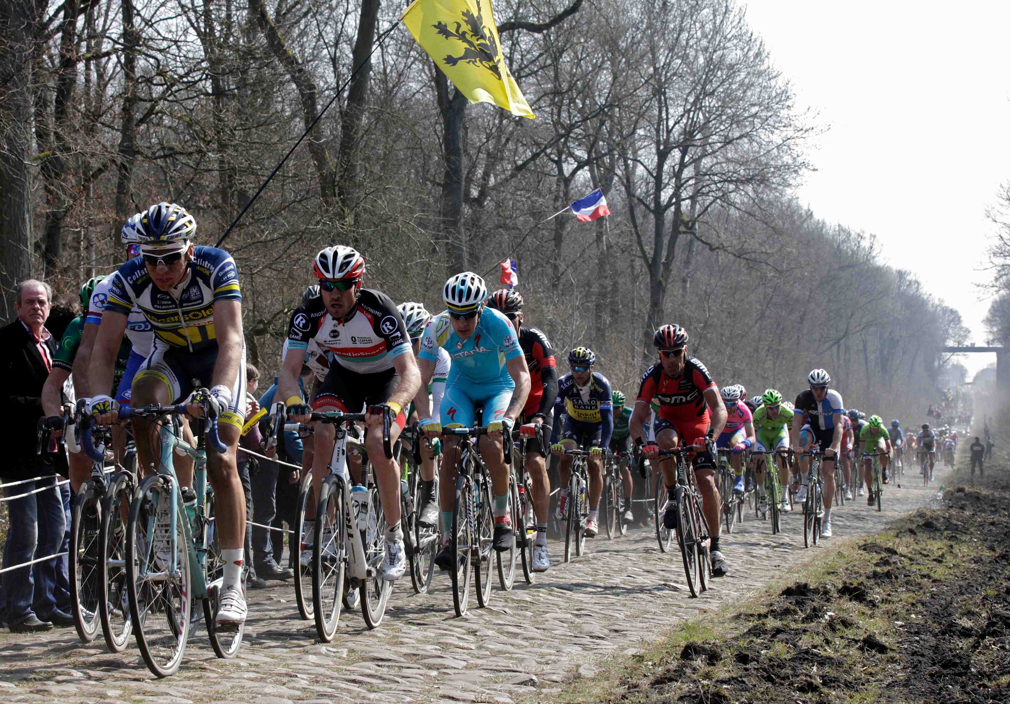 La course cycliste paris-roubaix reportee au 3 octobre, annonce l'uci
