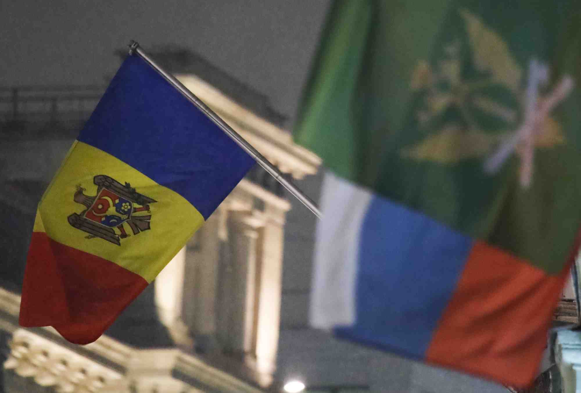 Le drapeau d'etat de la moldavie flotte devant l'ambassade du pays dans le centre de moscou