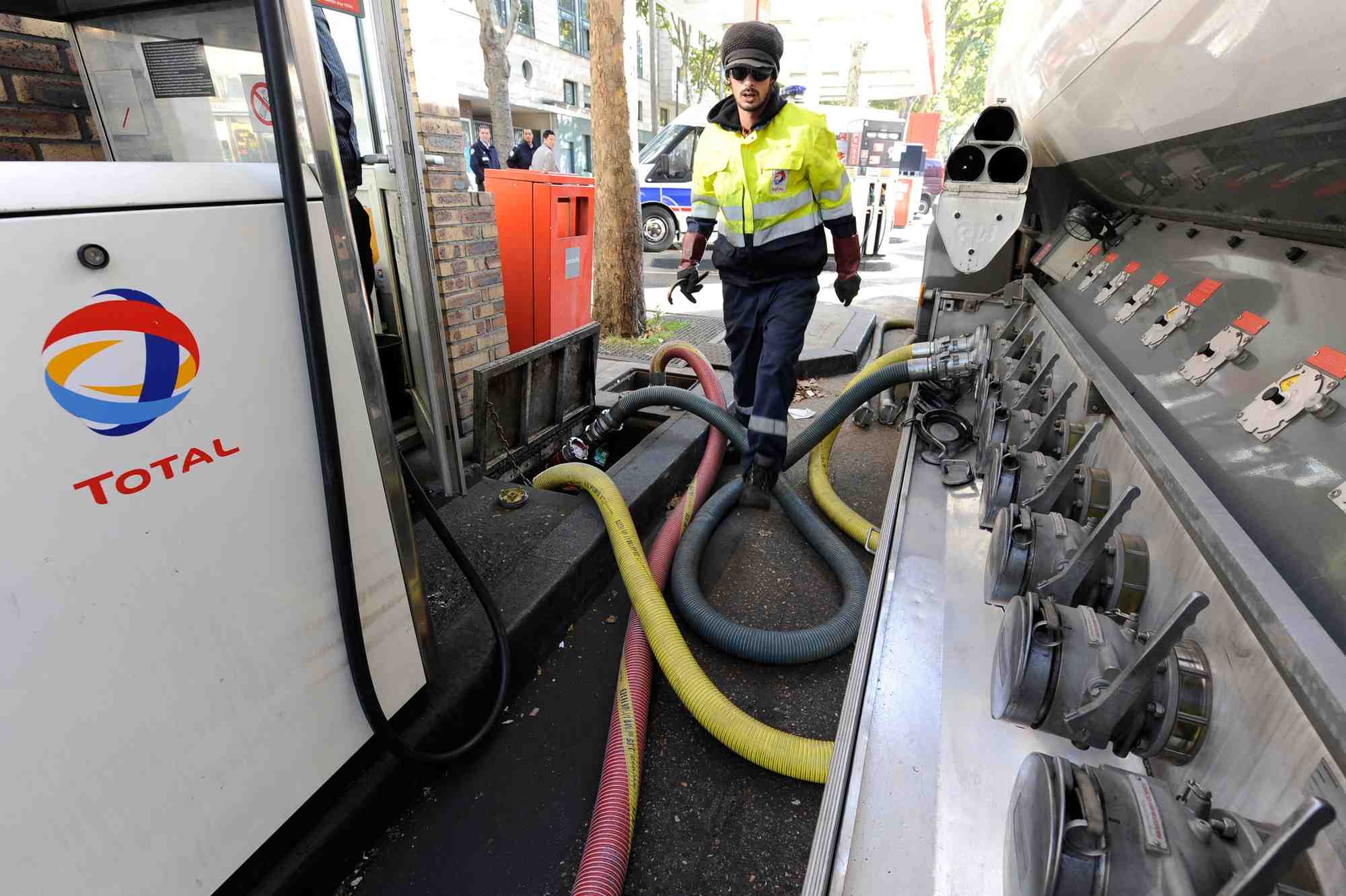 camion-citerne, station-service, approvisionnement, carburant, essence, fuel,
