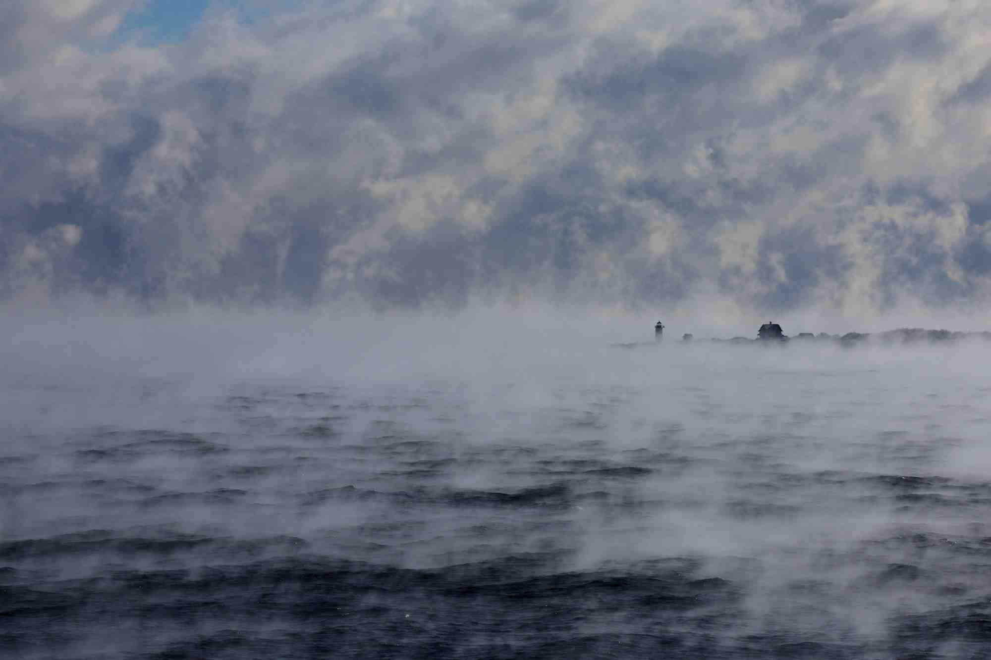 Fumee de mer autour du phare de straitsmouth island