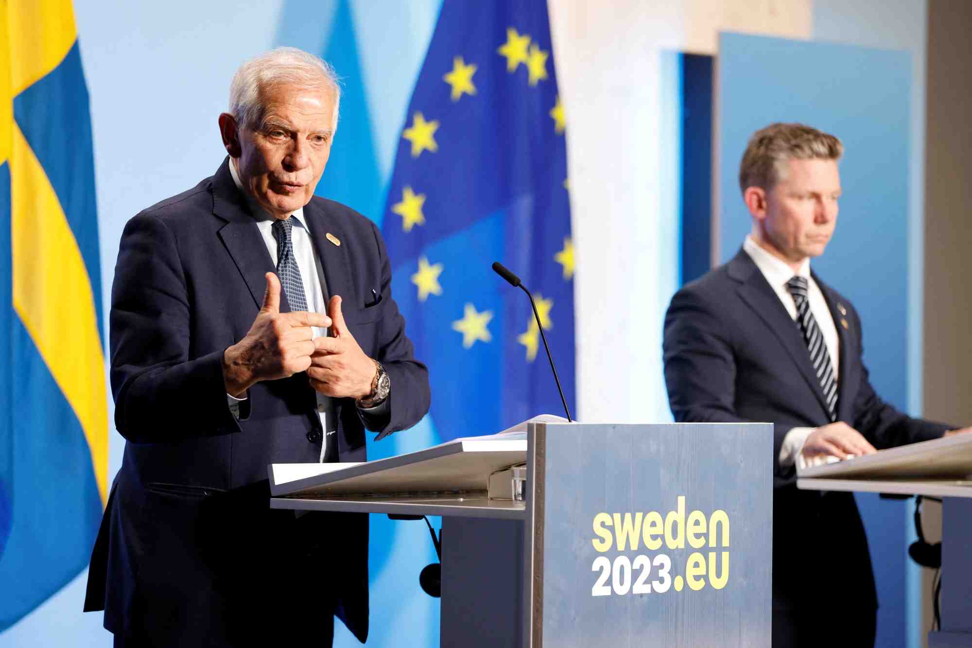Le ministre des affaires etrangeres de l'union europeenne, josep borrell fontelles, et le ministre suedois de la defense, pal jonson