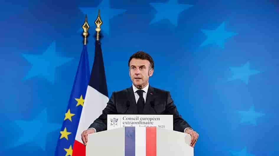 Le président français, Emmanuel Macron, s'adresse aux médias lors d'une conférence de presse à l'issue d'un Conseil européen extraordinaire consacré au soutien continu à l'Ukraine et à la défense européenne, au siège de l'UE à Bruxelles, le 6 mars 2025.