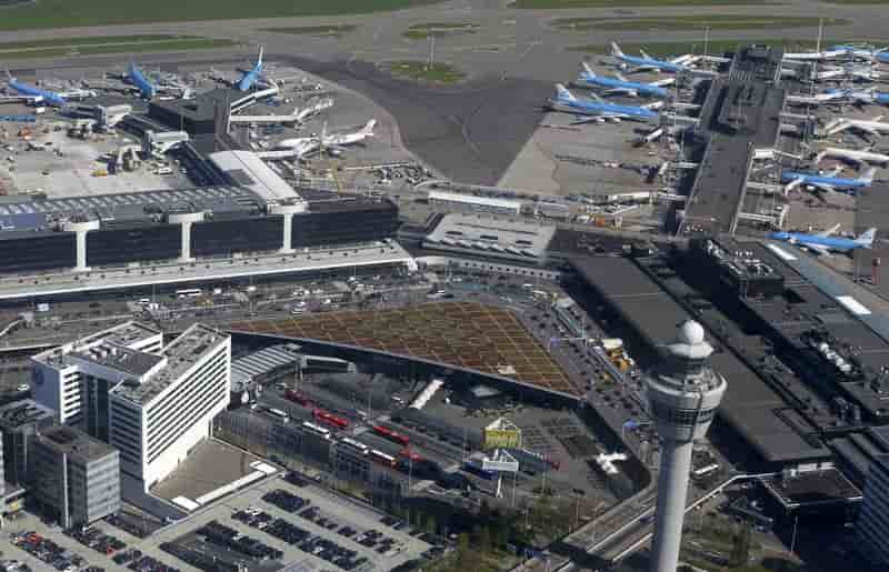 Trafic suspendu a l'aeroport d'amsterdam-schiphol en raison d'une tempete