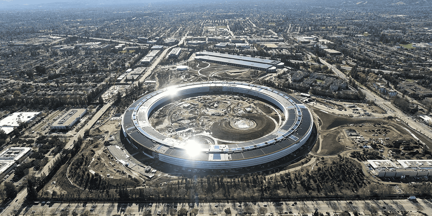 Apple a bénéficié pour son iPhone de l'investissement effectué par l'armée américaine dans les technologies cellulaires, et des recherches du département de l'Énergie autour des batteries au lithium.
