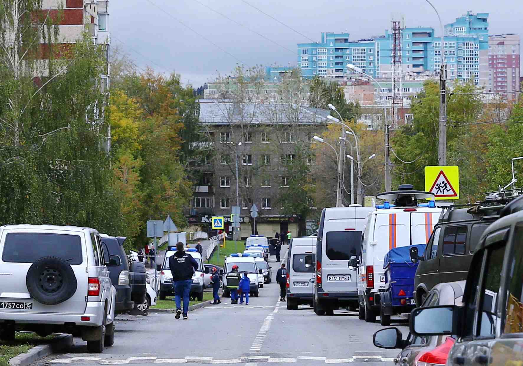 Des policiers et des membres des services d'urgence travaillent pres de la scene d'une fusillade dans une ecole a izhevsk, en russie