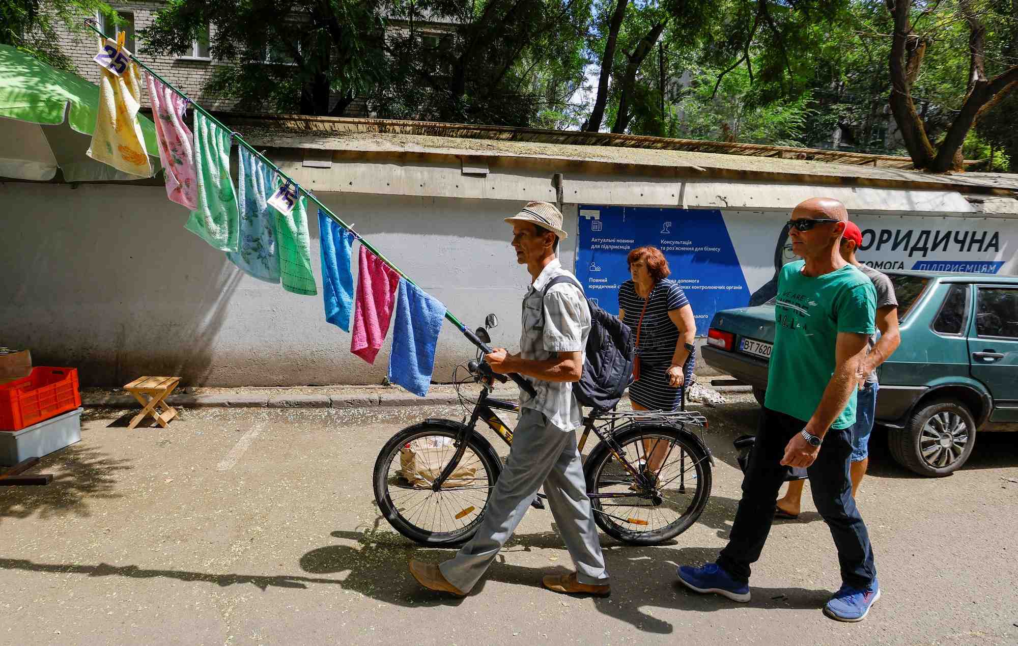 Des residents visitent un marche dans la ville de kherson, annexee par moscou