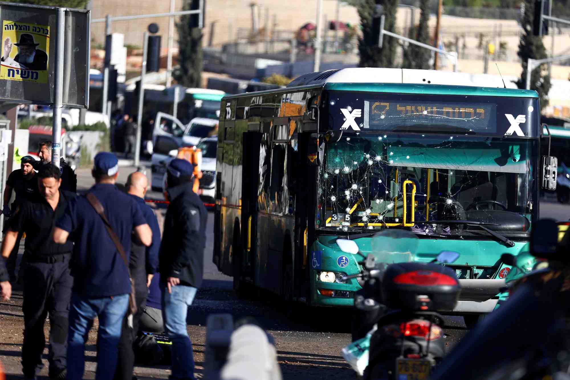 Un bus endommage apres une explosion a un arret de bus a jerusalem