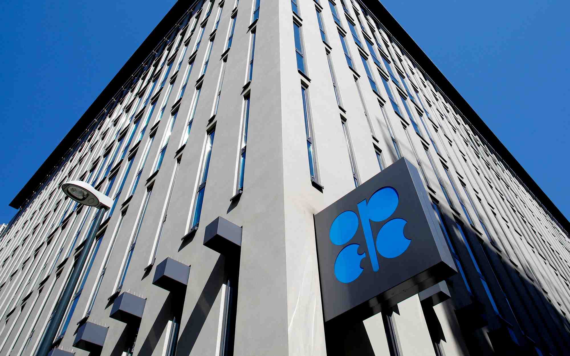 Le logo de l'organisation des pays exportateurs de petrole (opep) a l'exterieur de son siege a vienne