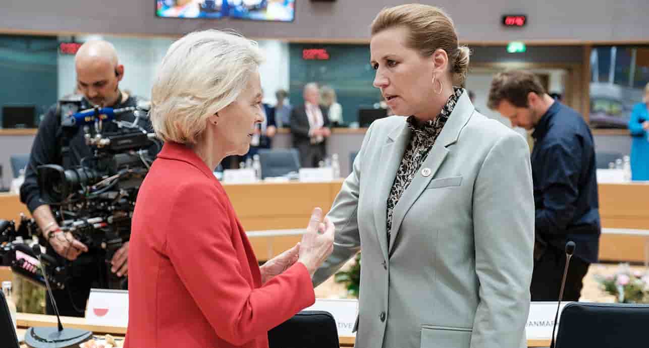 La présidente de la Commission européenne, Ursula Von der Leyen (à gauche), s'entretient avec la Première ministre danoise, Mette Frederiksen, lors du Conseil européen à Bruxelles, le 26 juin 2025.
