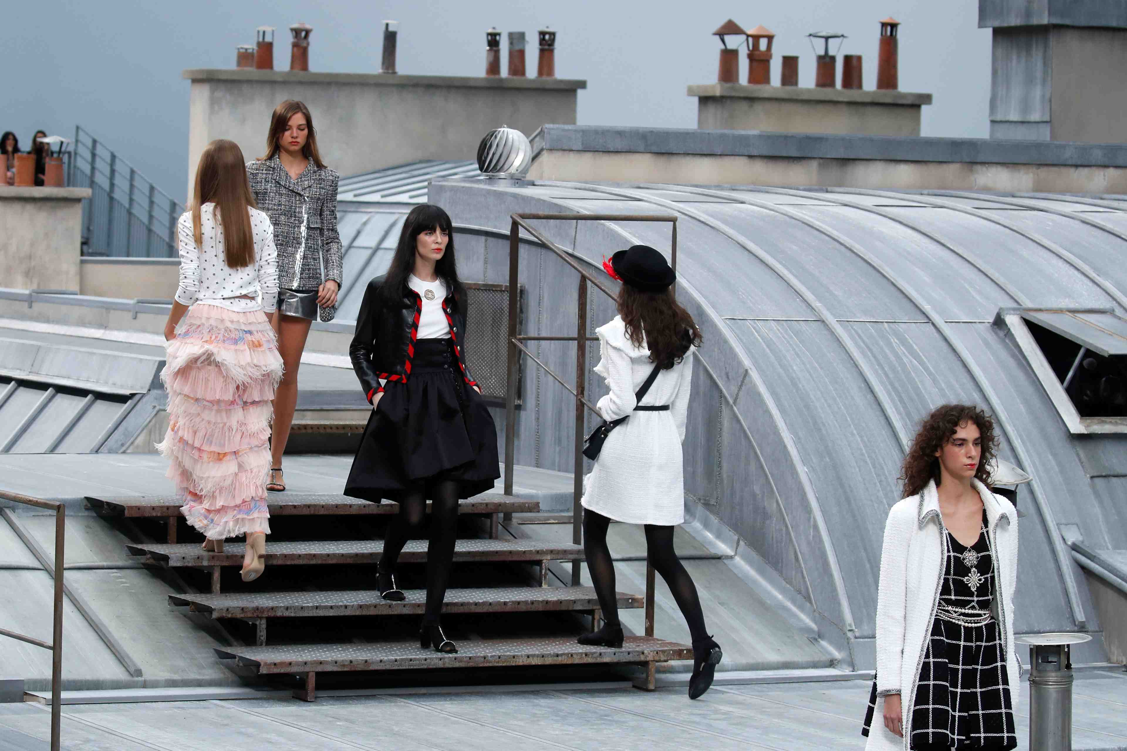 La parisienne de chanel defile sur les toits
