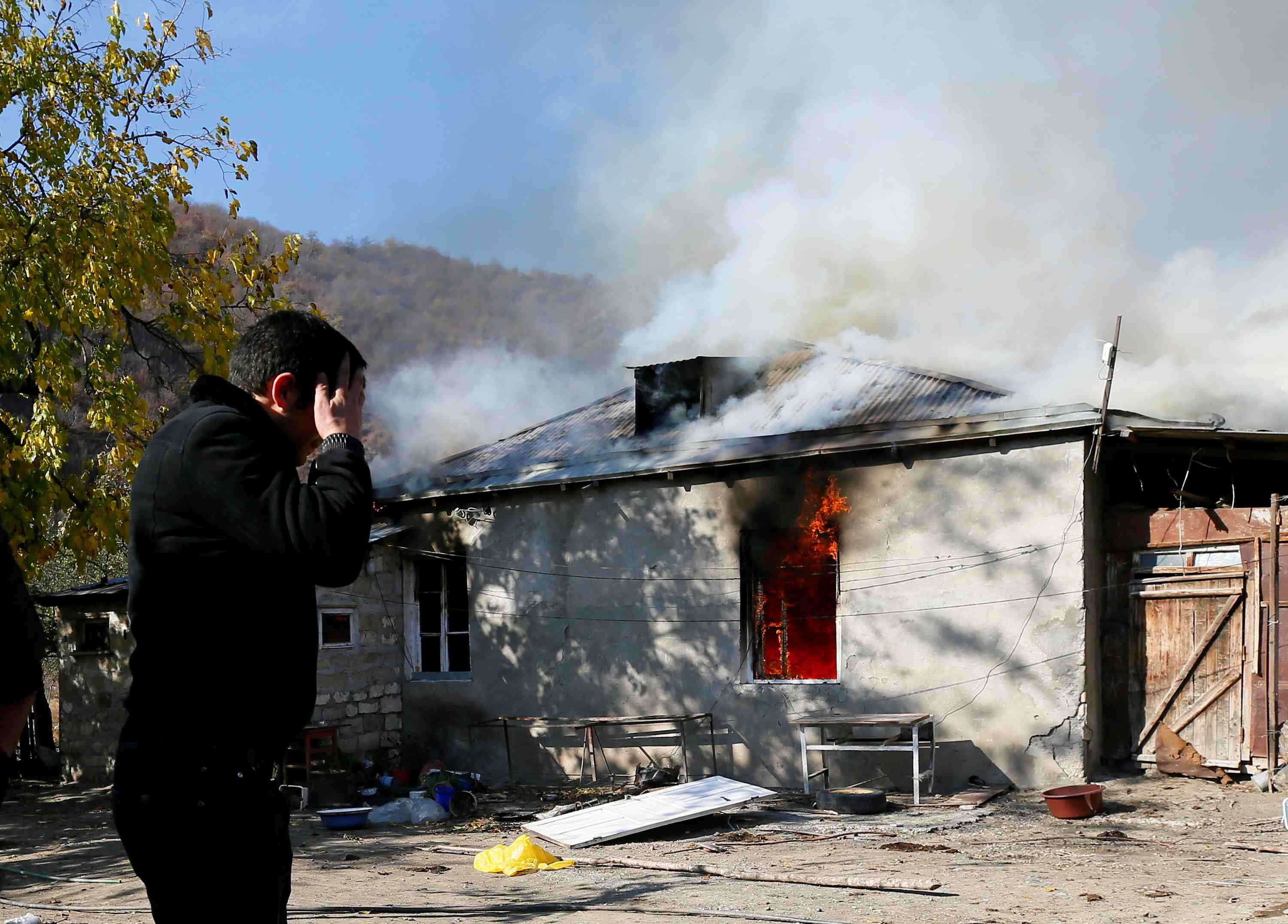 Au haut-karabakh, les armeniens brulent leurs maisons avant de partir