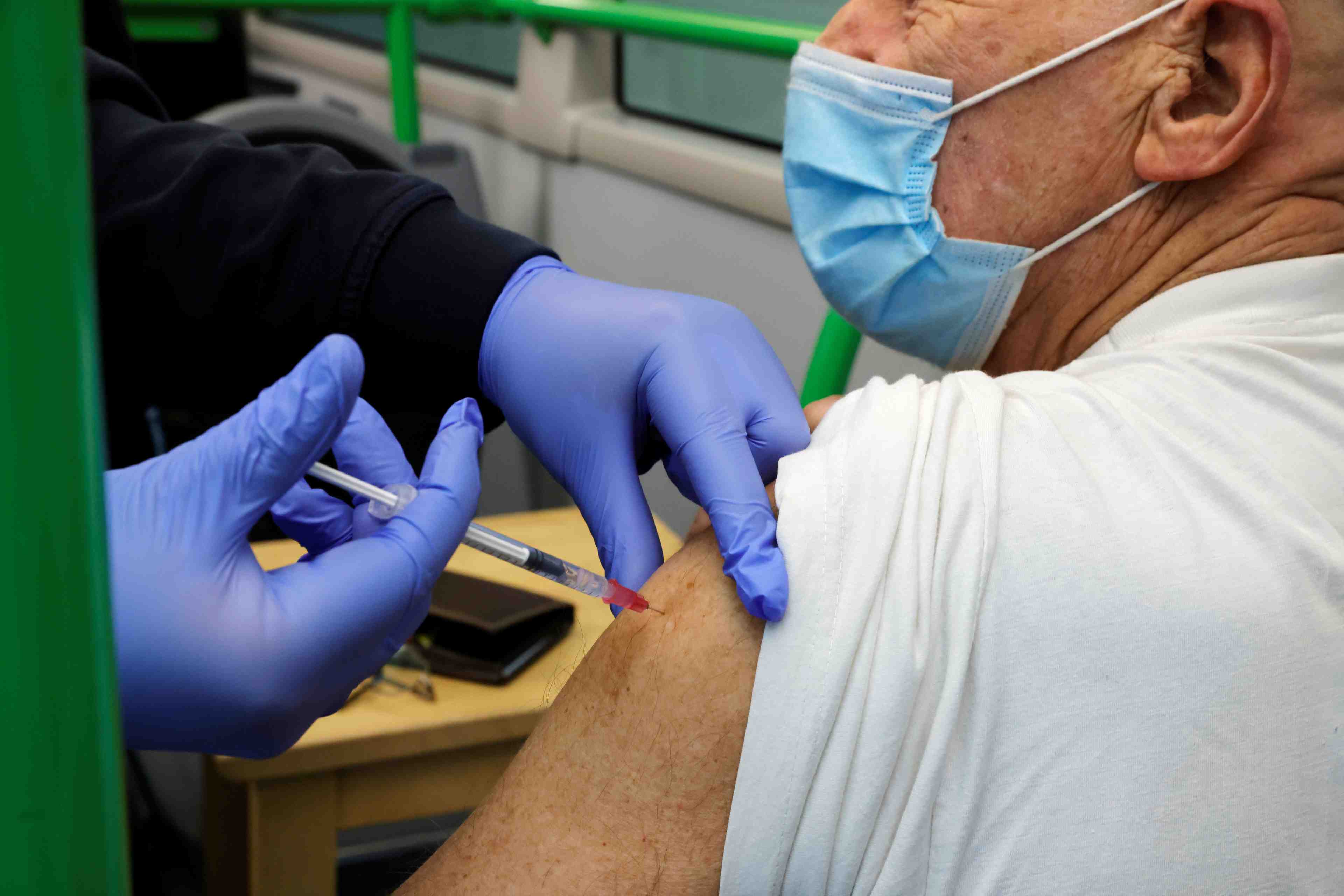 Europe, la "roulette russe" des injections anti-covid-19 face a la penurie d'aiguilles