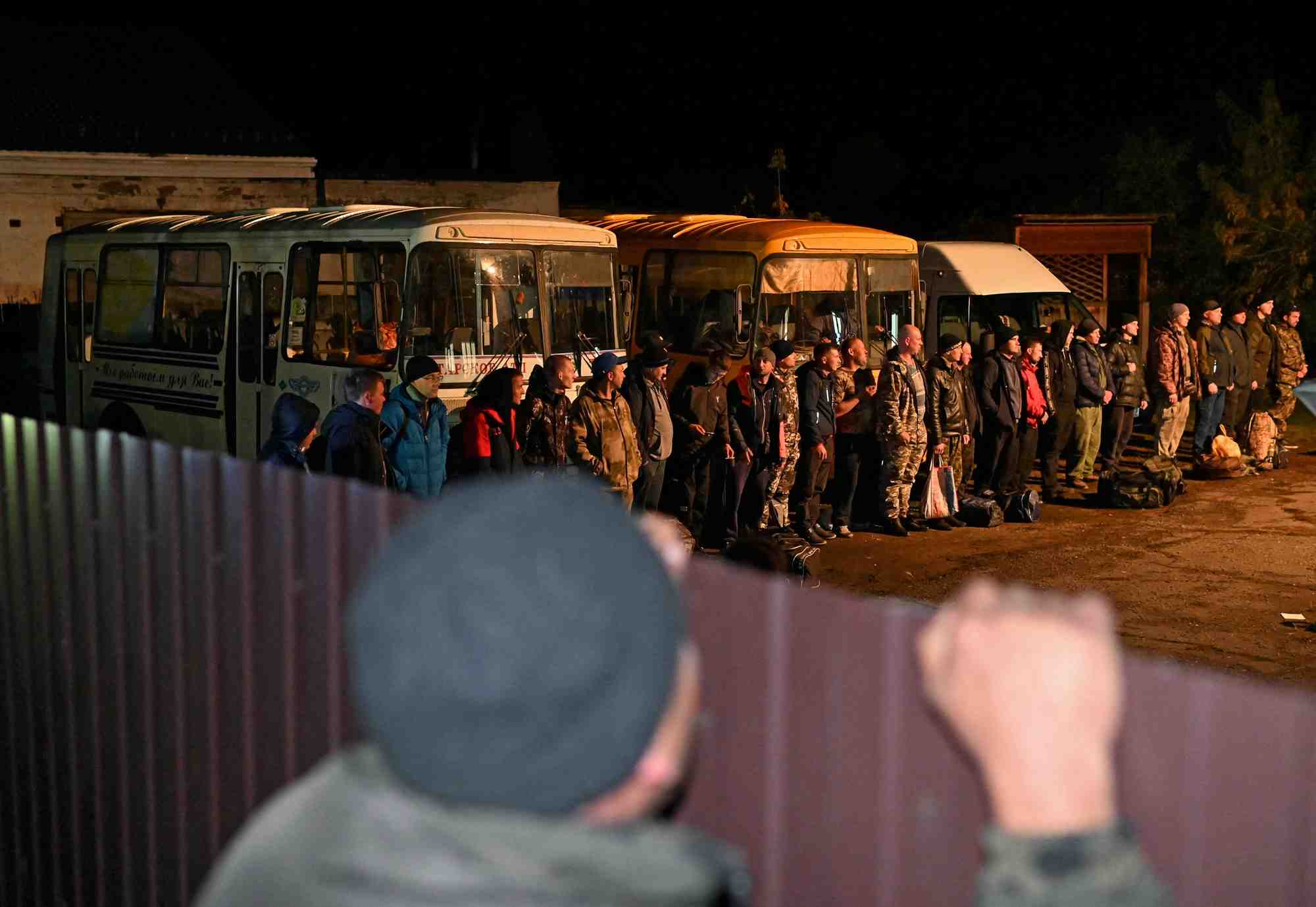 Des reservistes appeles pendant la mobilisation partielle font la queue devant un bureau de recrutement dans la ville siberienne de tara, dans la region d'omsk, en russie