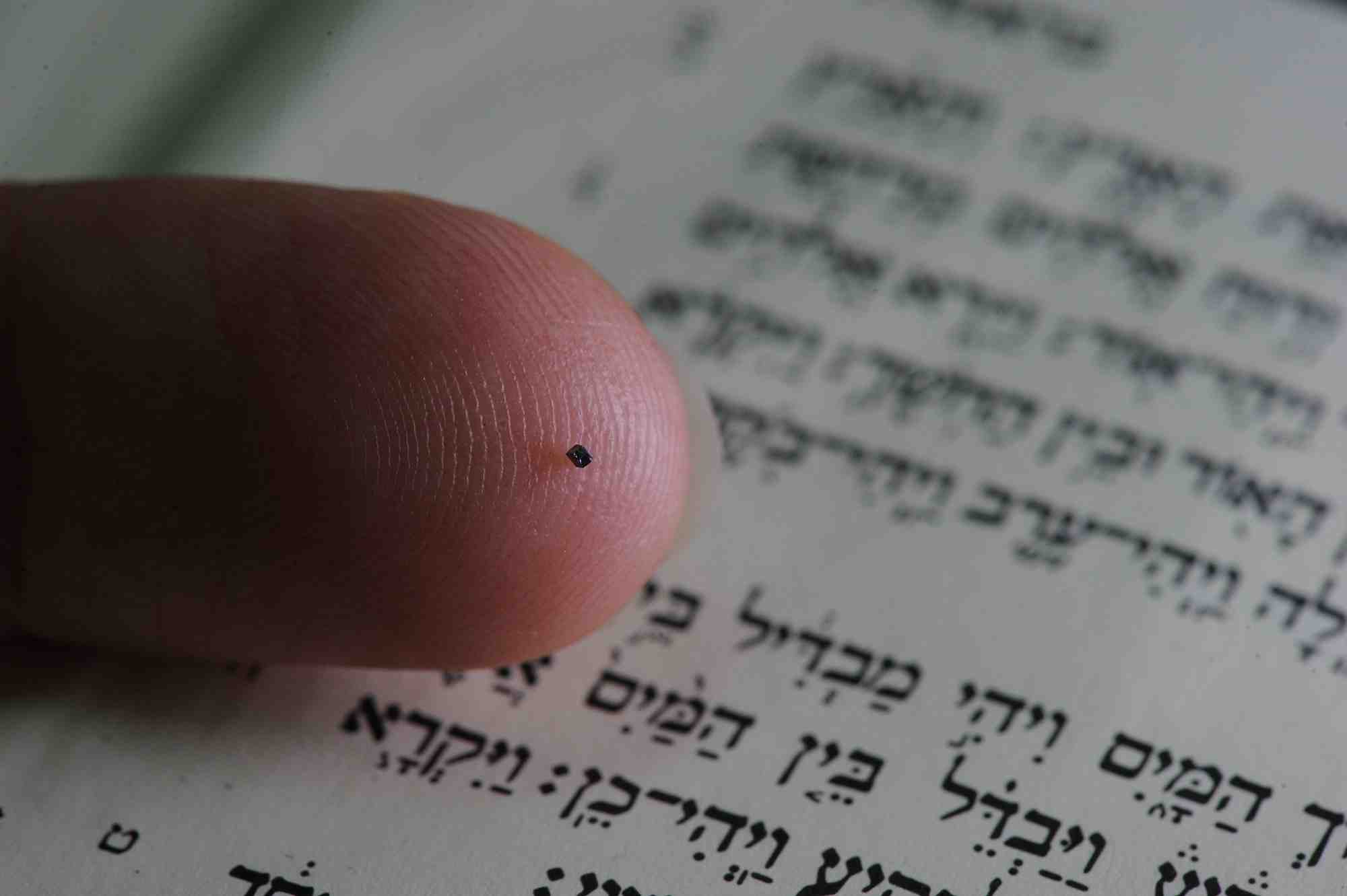 La nano-Bible développée par le Technion tient sur le bout d'un doigt et fait partie des nombreuses innovations issus de la prestigieuse université technologique.