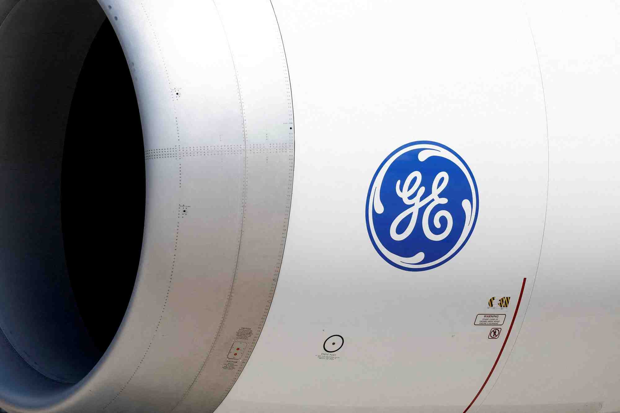 Le logo de general electric (ge) sur le moteur d'un avion boeing 777-9 au salon international de l'aeronautique et de l'espace du bourget