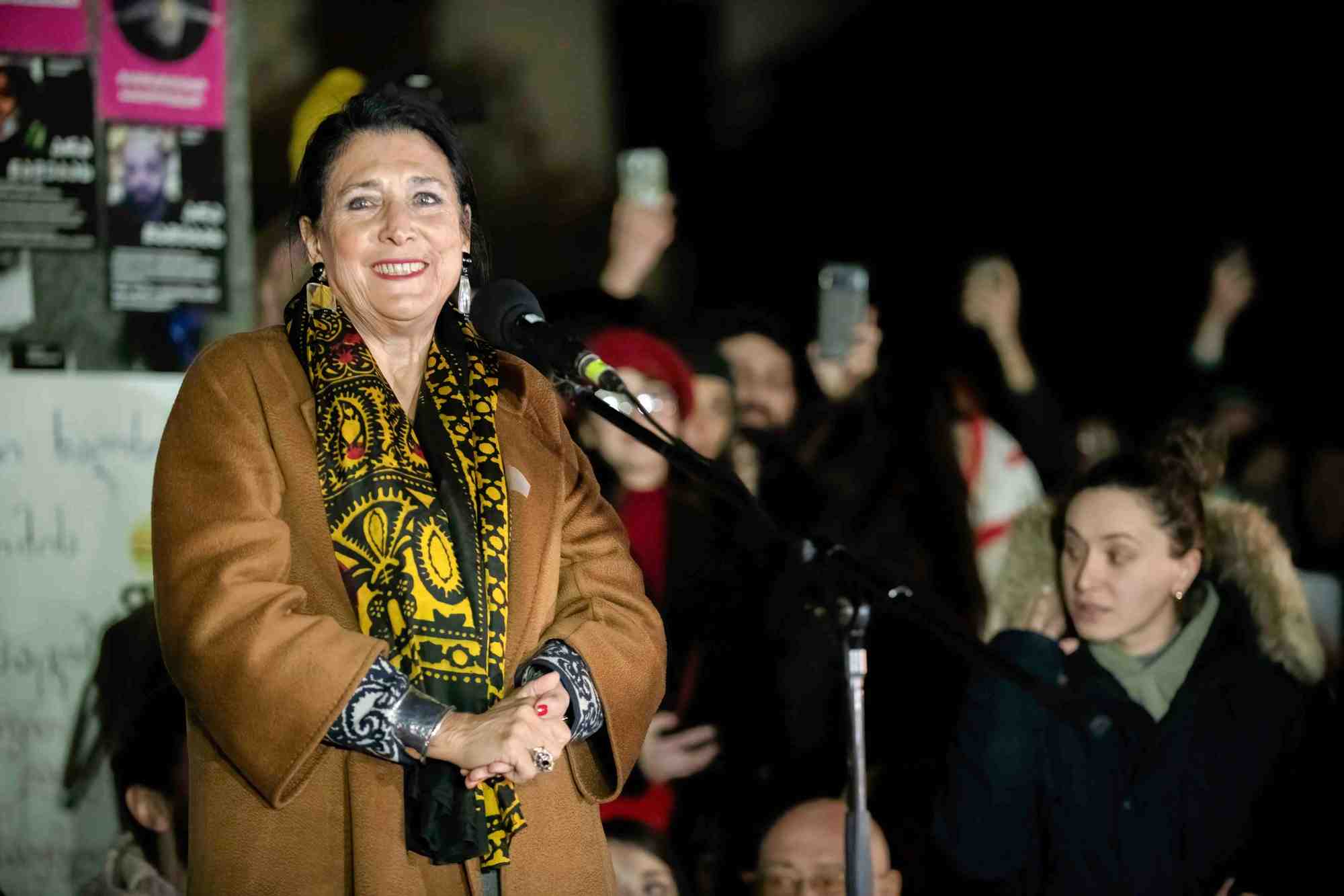 La présidente sortante, Salomé Zourabichvili, n'hésite pas à défier le gouvernement pro-russe et Moscou.