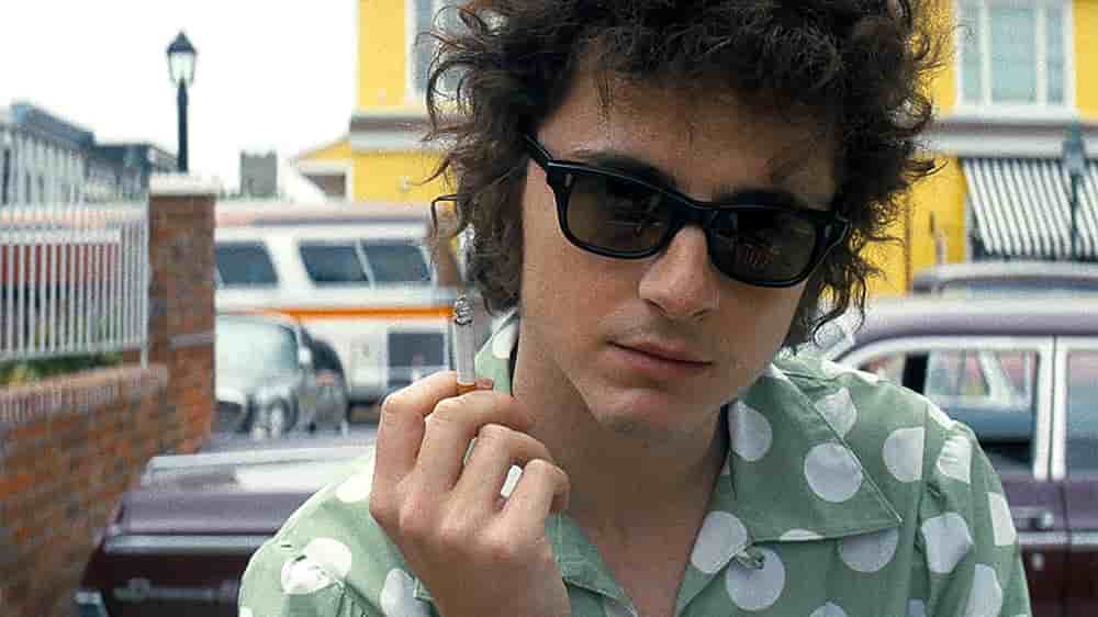 Thimothée Chalamet incarne avec brio Bob Dylan.