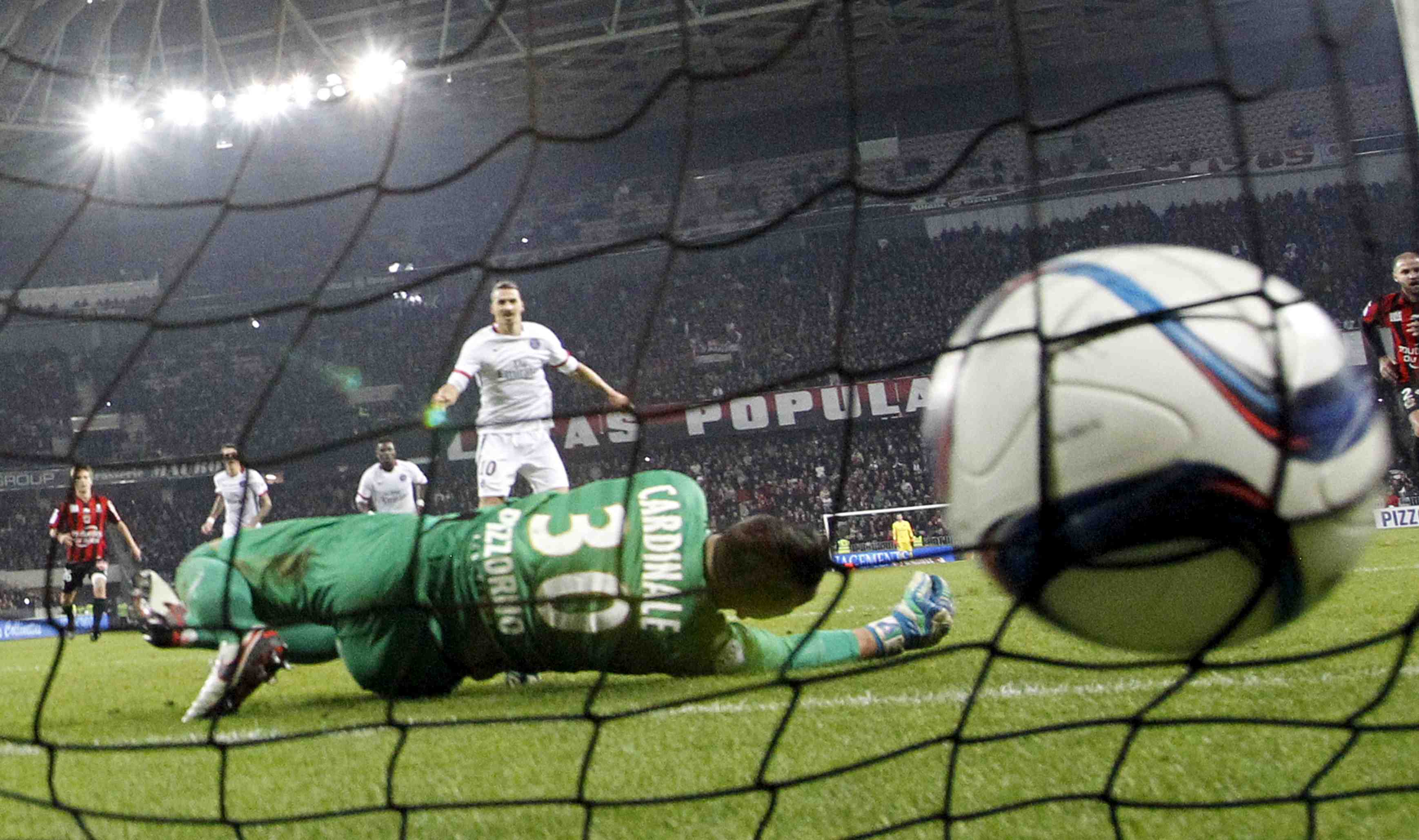 Paris s'impose tranquillement a nice et creuse l'ecart en tete du championnat