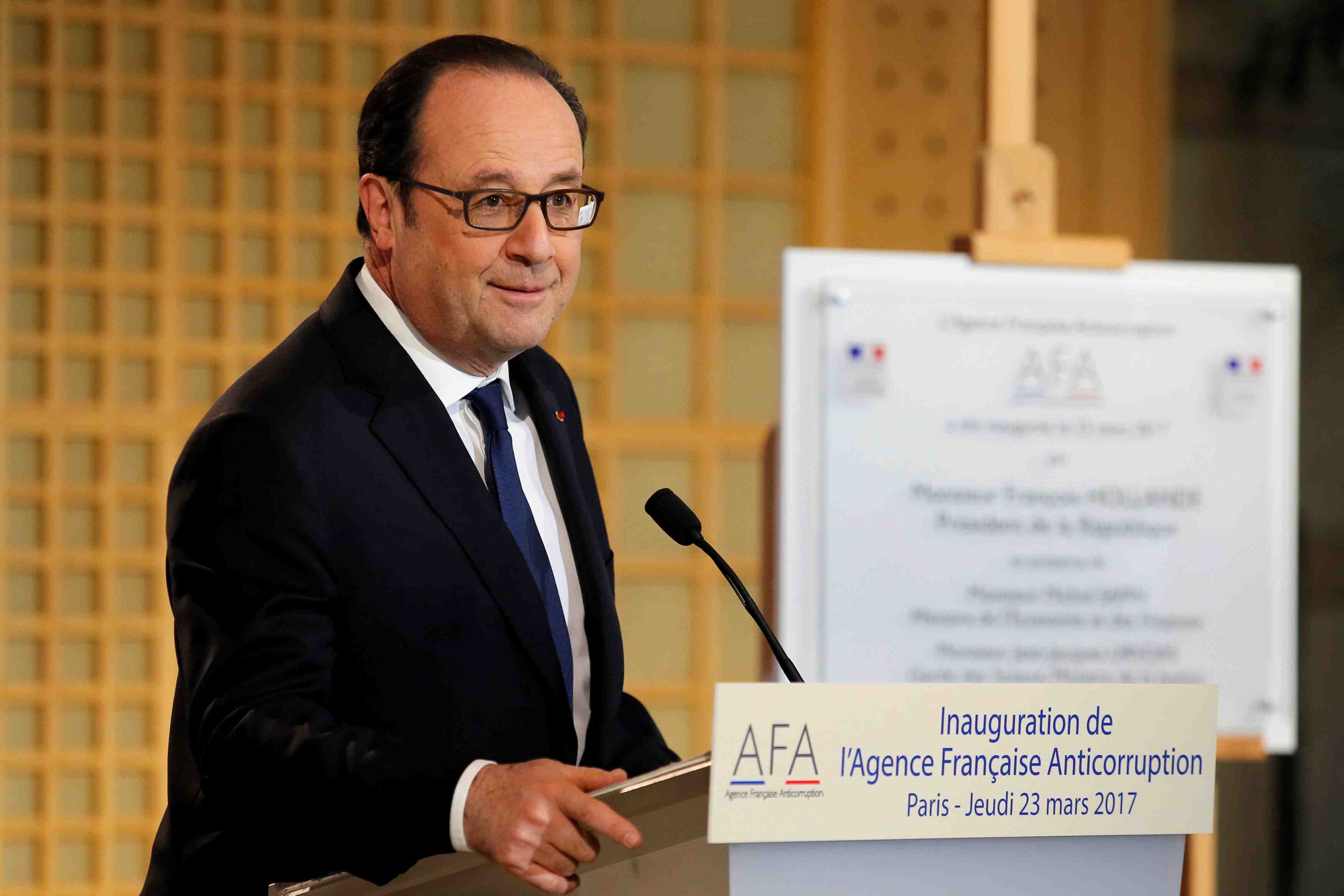 Hollande replique a hamon et melenchon