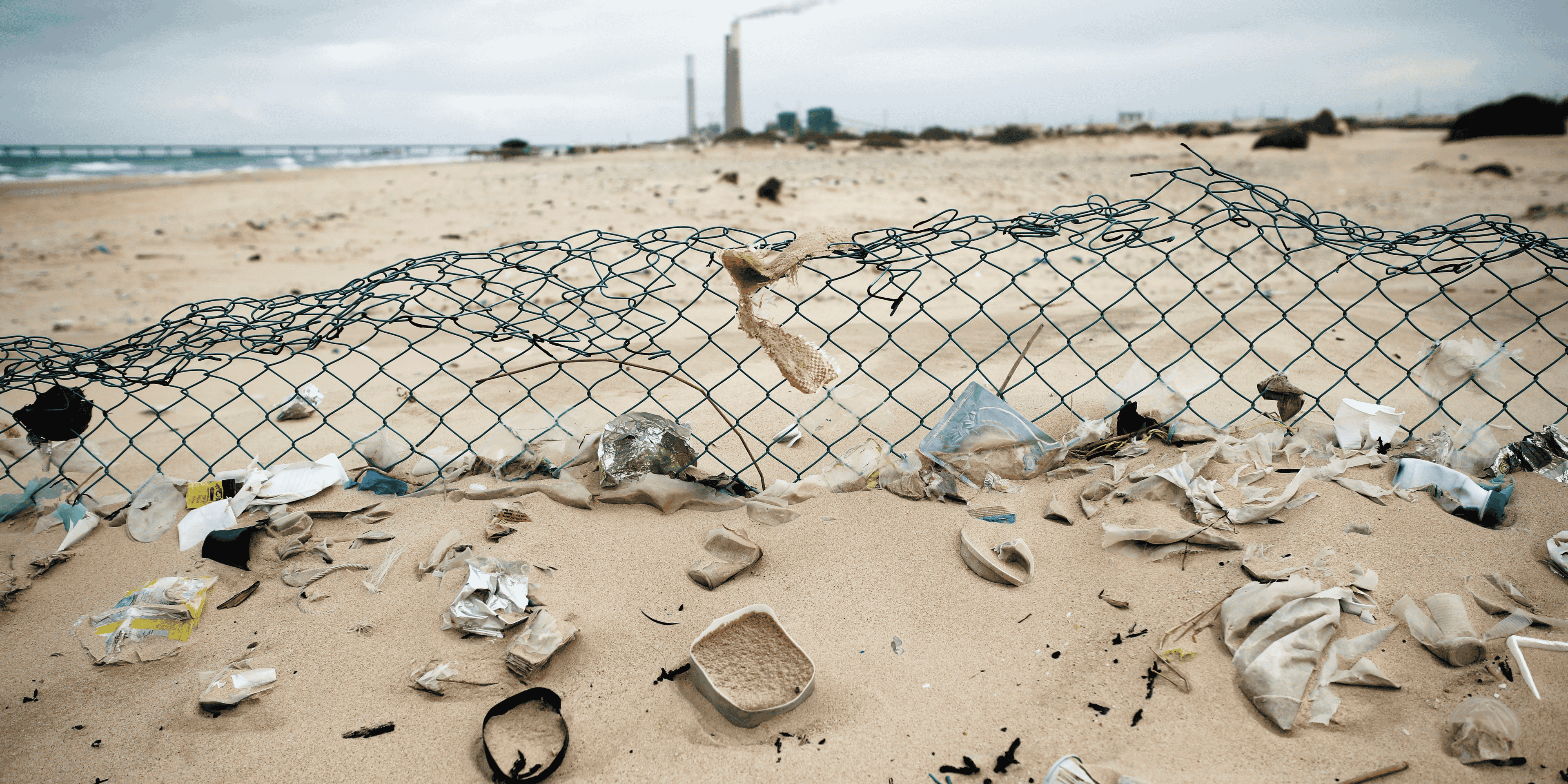 Plage jonchée de plastique