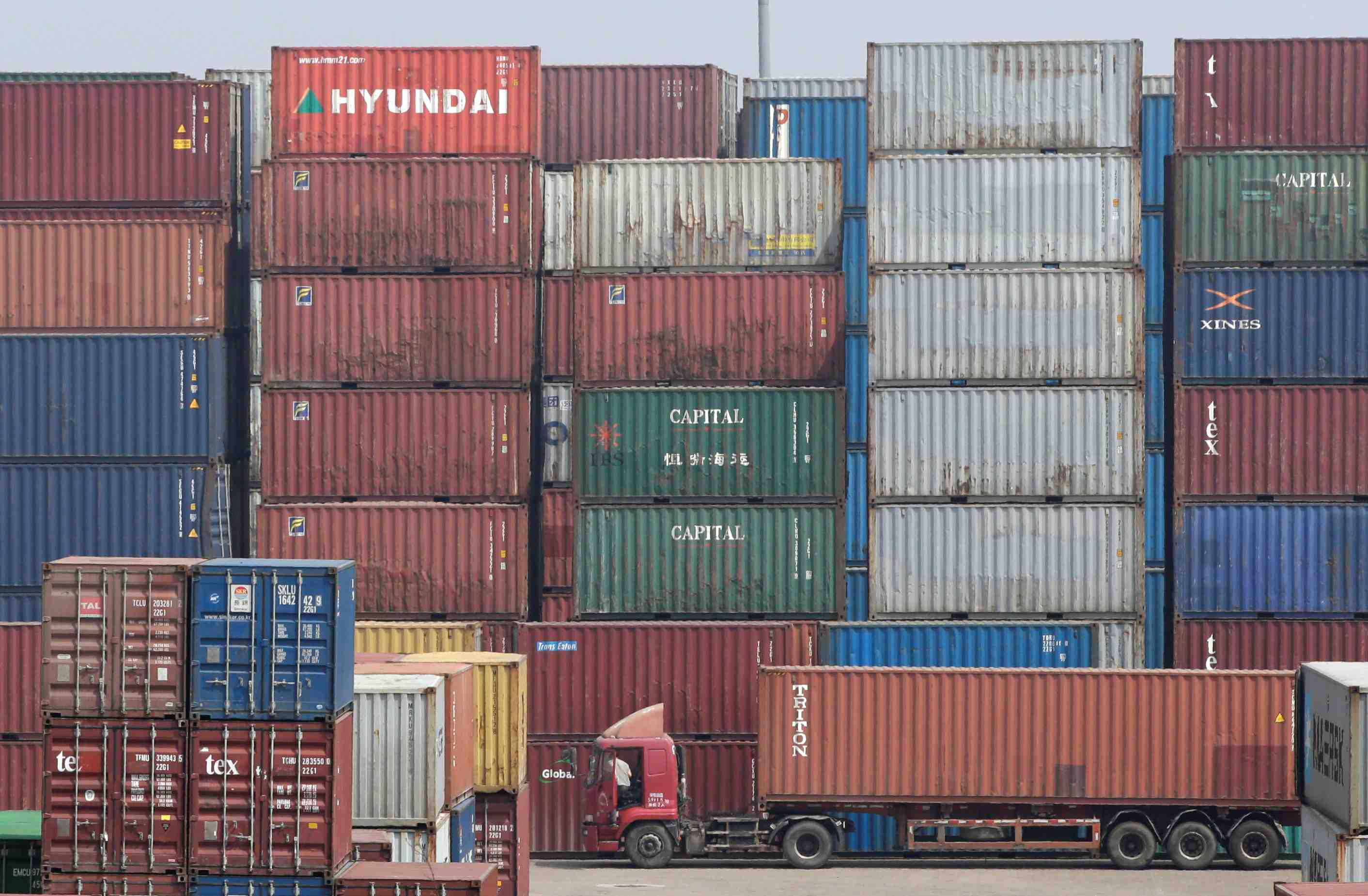 Chine: rebond inattendu des exportations, recul des importations