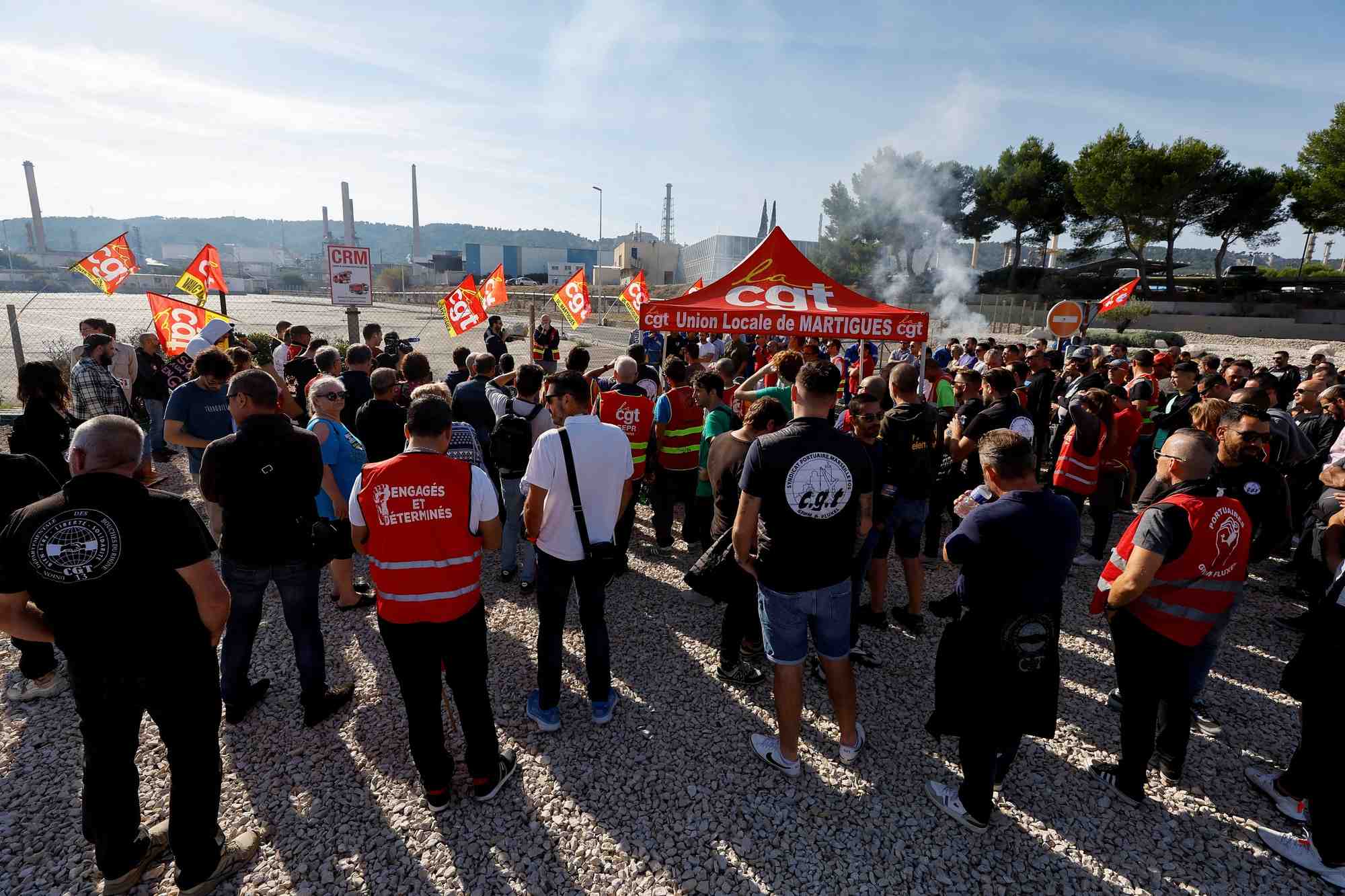 Des employes de totalenergies et d'esso exxonmobil participent a une manifestation a la mede