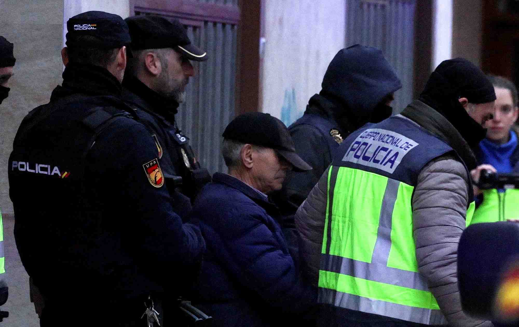 Des policiers arretent un homme soupconne d'avoir envoye des lettres piegees aux ambassades d'ukraine et des etats-unis en espagne, a miranda d'ebro, en espagne