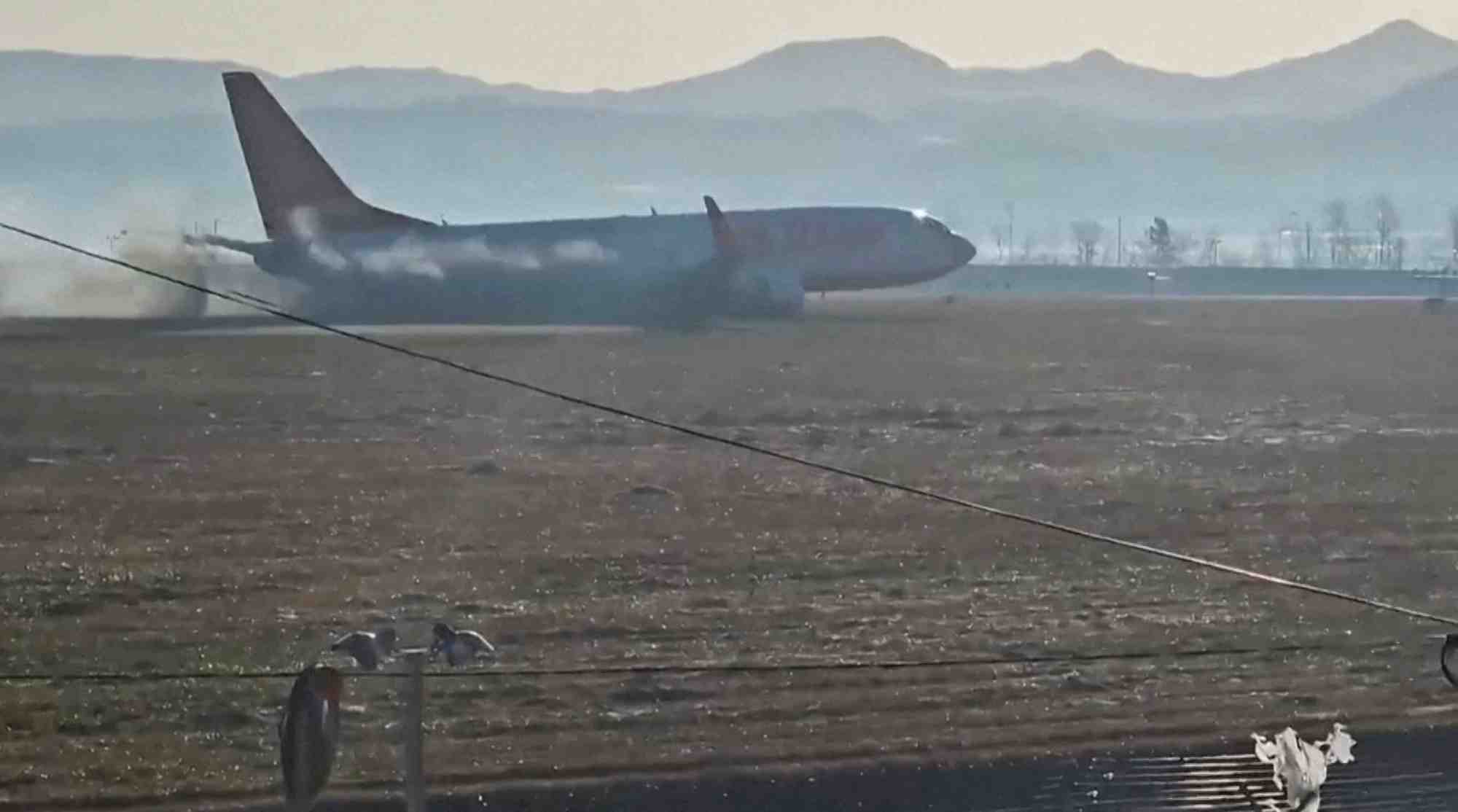 Le Boeing 737 de la compagnie Jeju Air a été contraint d'atterrir d'urgence suite à une collision avec des oiseaux.