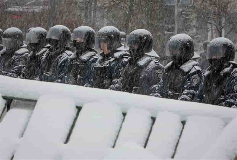 La police ukrainienne prend position près de la mairie de Kiev