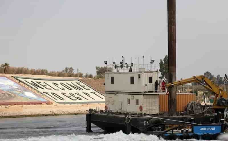 Les premiers navires empruntent le nouveau canal de suez