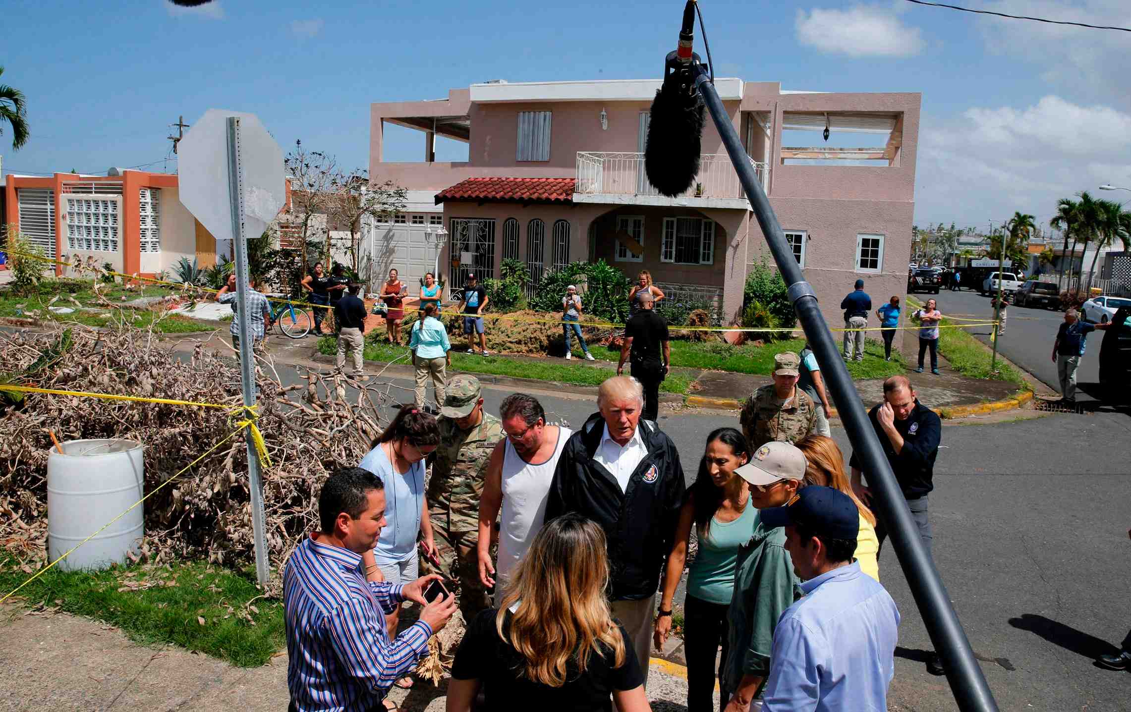 Trump a porto rico, toujours privee d'electricite