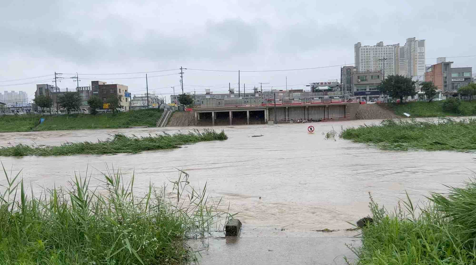 La coree du sud est frappee par des glissements de terrain et des inondations ; des centaines de personnes sont evacuees