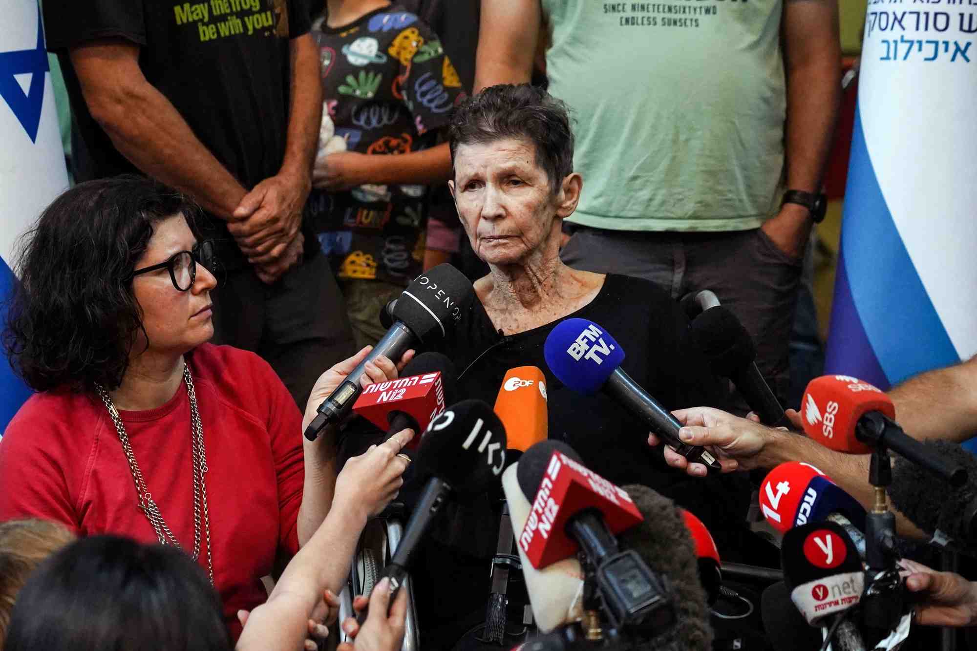 Yocheved lifshitz, otage israelienne de 85 ans detenue par le hamas et liberee lundi soir s'adresse aux journalistes a l'hopital ichilov a tel aviv