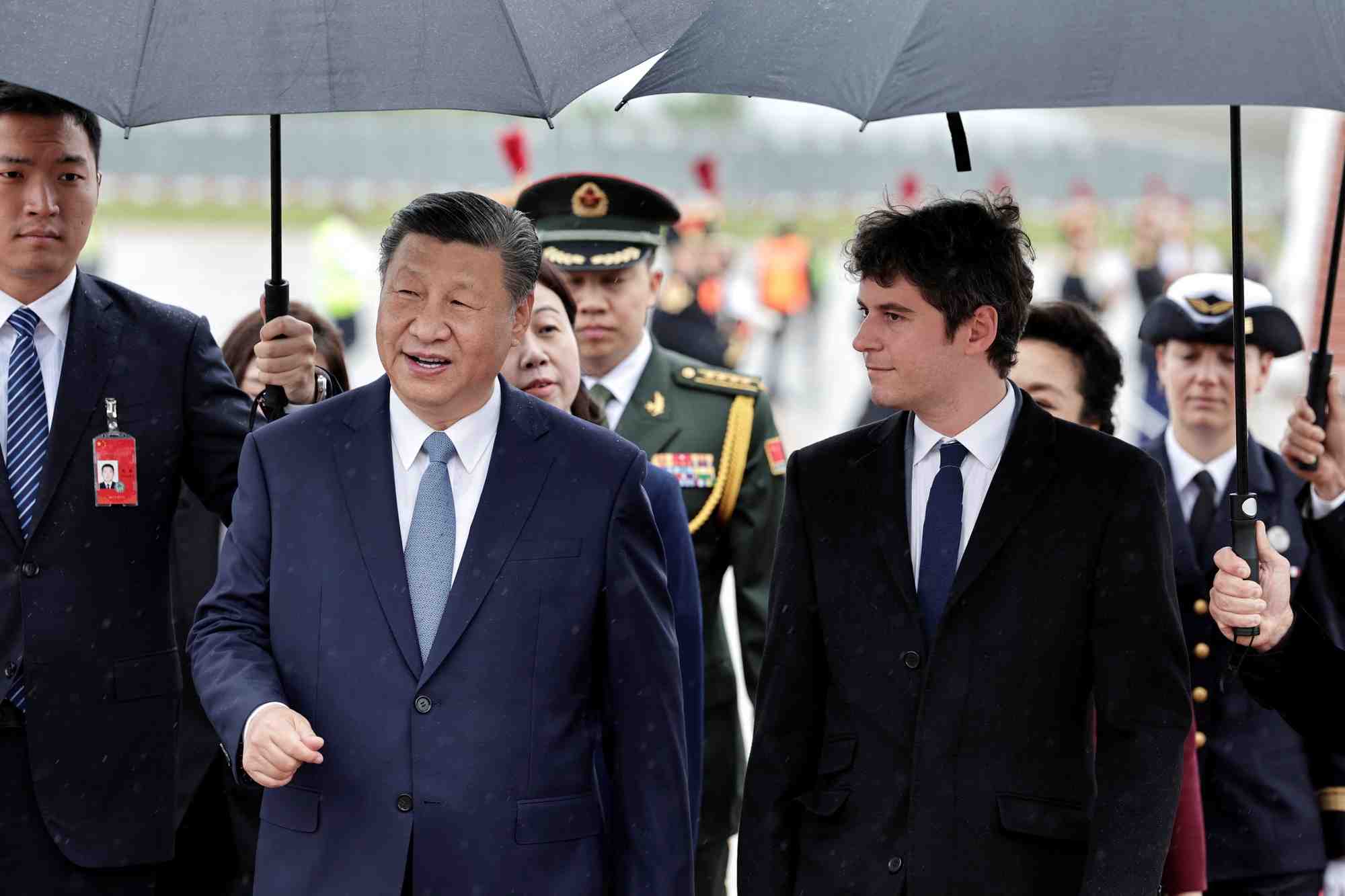 Le premier ministre francais gabriel attal accueille le president chinois xi jinping a son arrivee  a l'aeroport d'orly pour une visite d'etat de deux jours en france