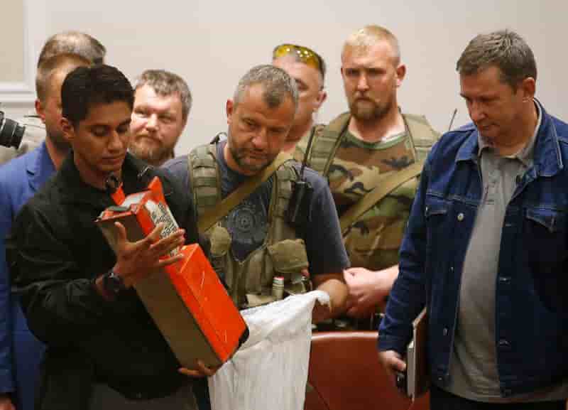 Les boîtes noires du vol MH17 remises à la Malaisie
