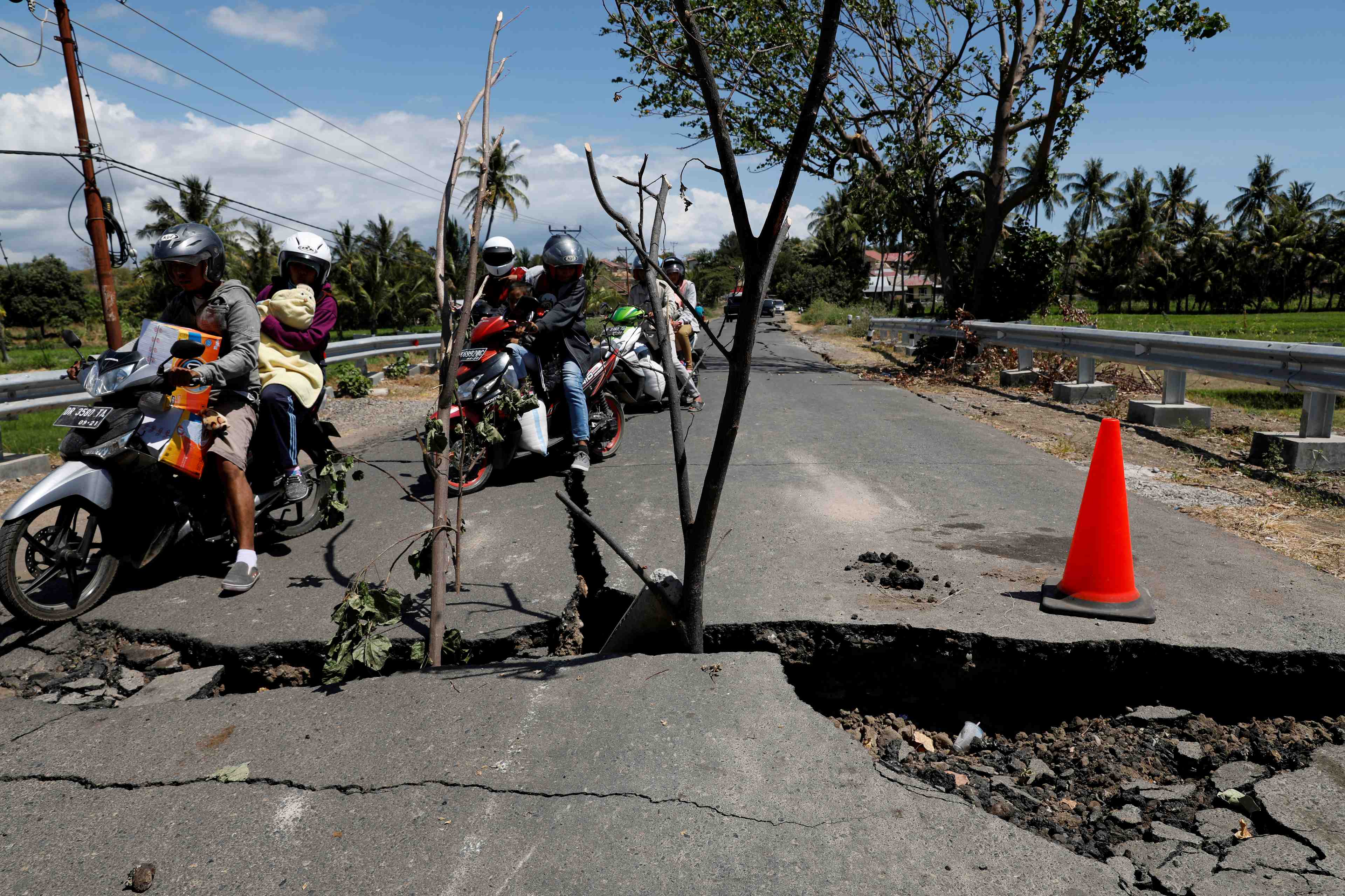 Indonesie: le seisme a fait 131 morts, les recherches continuent