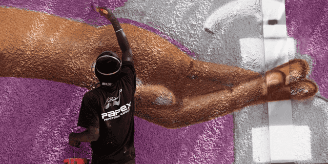 A Dakar, la capitale sénégalaise, un graffeur de l'équipe RBS travaille sur sa peinture murale pour sensibiliser les gens à adopter les habitudes de prévention contre la maladie du coronavirus.