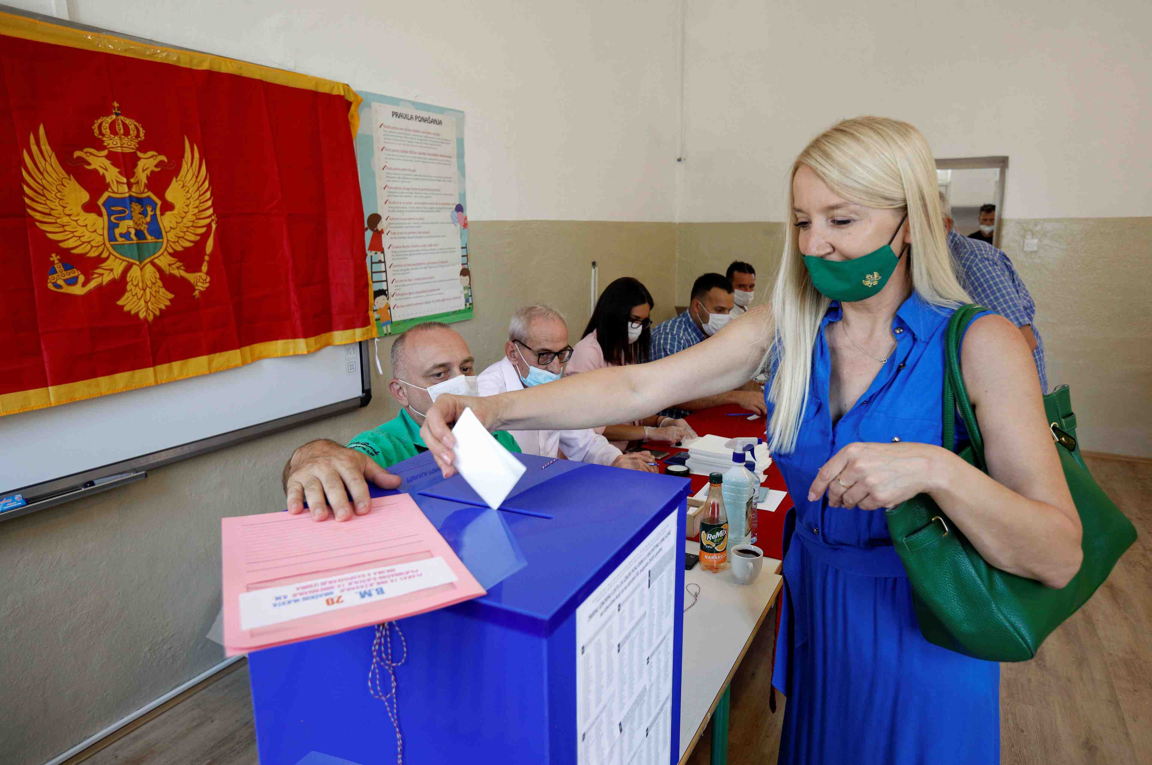 Des montenegrins divises appeles aux urnes pour un scrutin serre