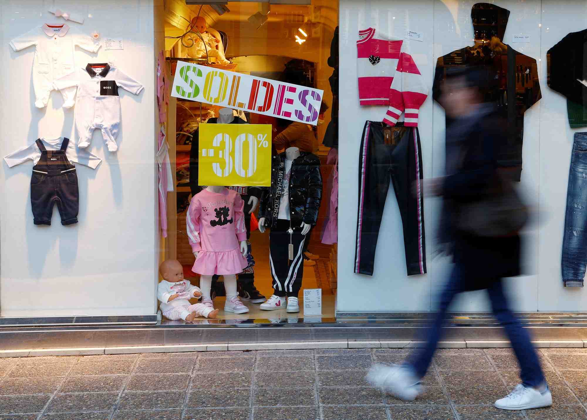Preparation du debut officiel des soldes d'hiver a nice