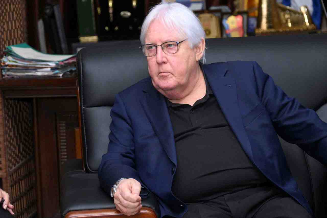 Le coordonnateur des secours d'urgence de l'onu, martin griffiths, se rencontre avec le maire de l'etat de la mer rouge fathallah al-haj ahmed a port soudan