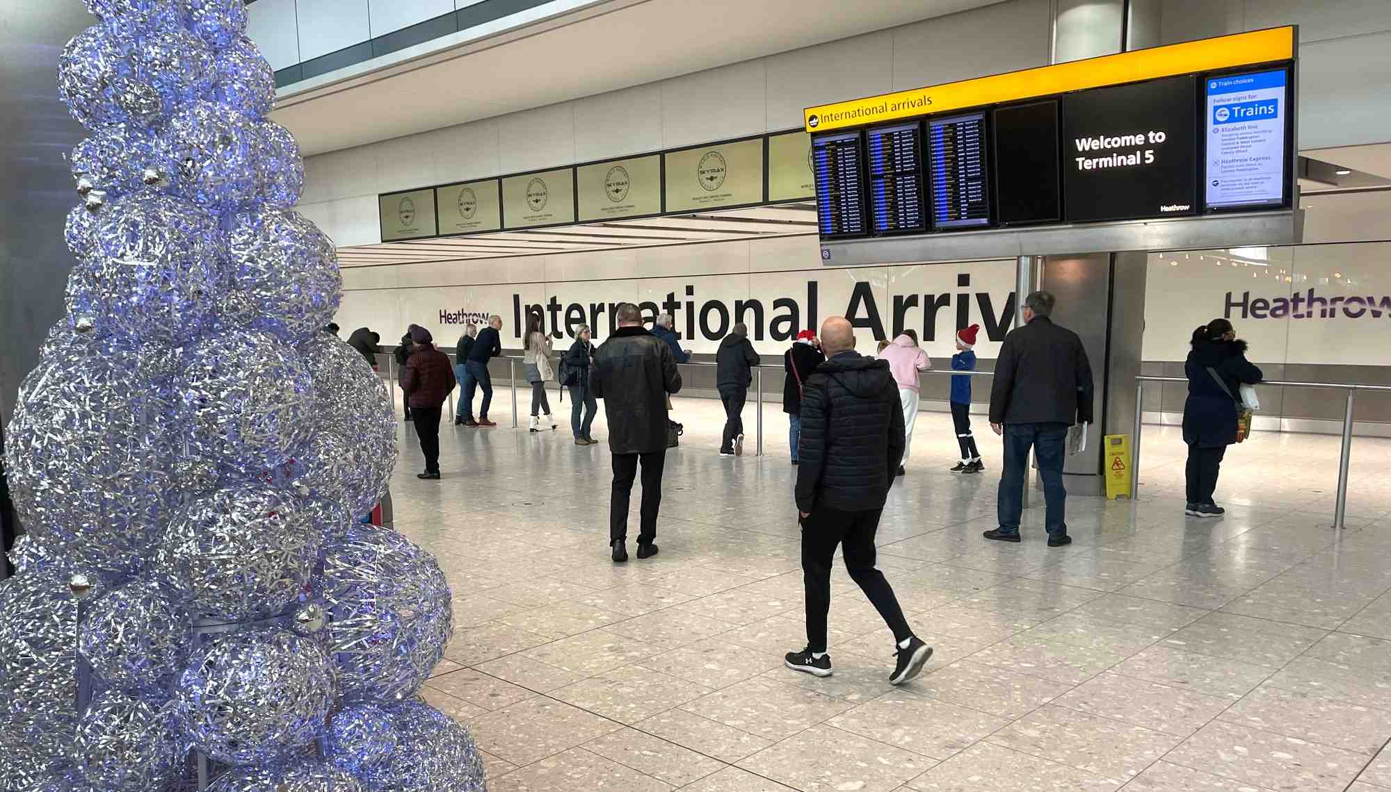 Des personnes attendent a l'aeroport de heathrow, pres de londres